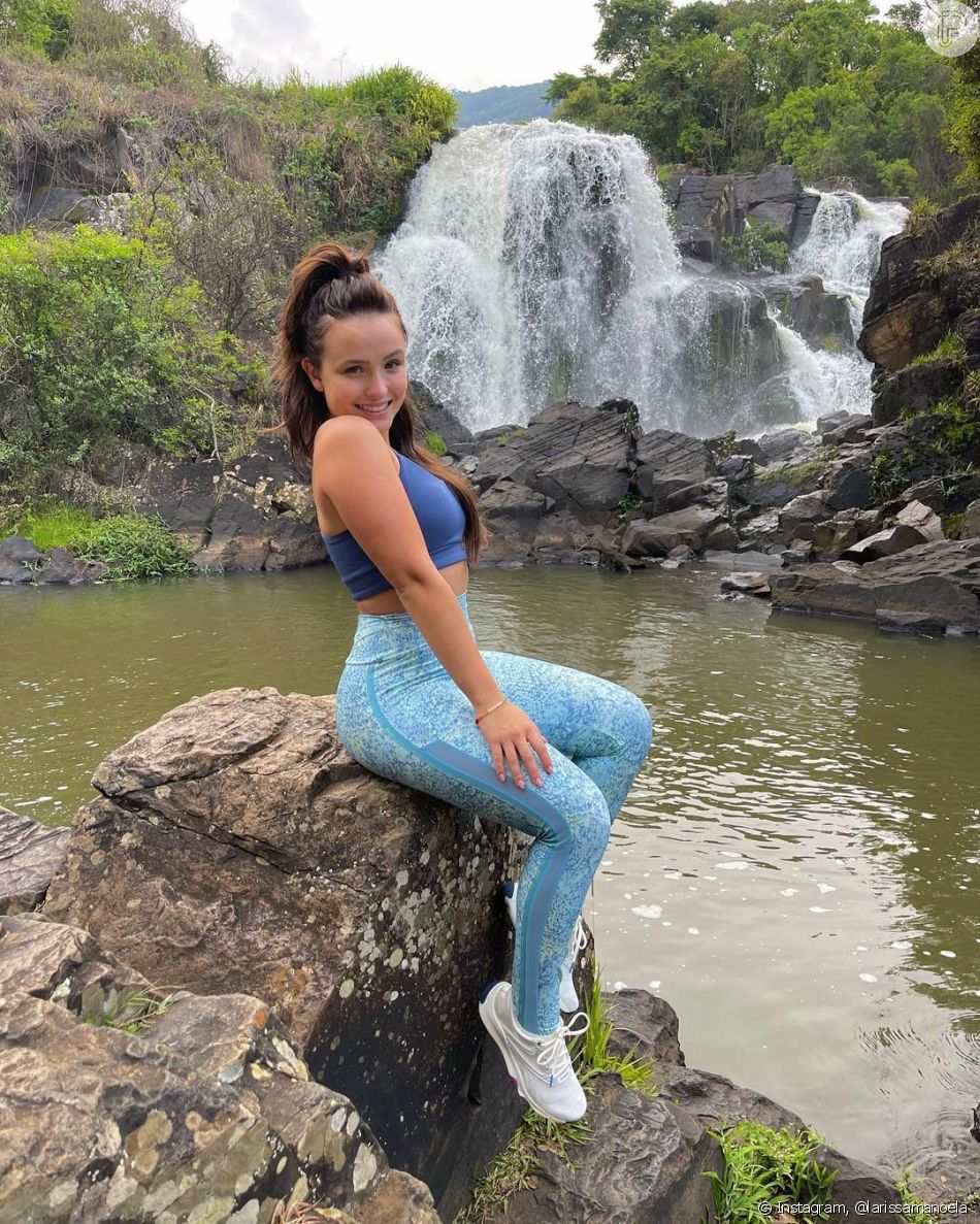 Veja as fotos Larissa Manoela passeia em cachoeira biquíni cintura