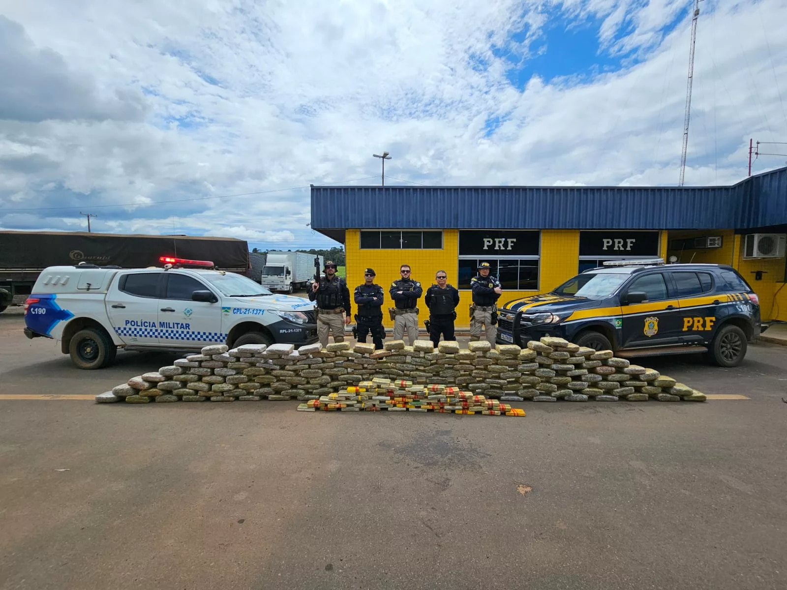 V Deo Prf Apreende Kg De Coca Na E Skunk Escondidos Em Tanque De