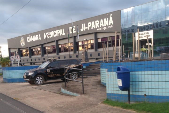 Imagem mostra a Viatura da Polícia Federal estacionada em frente a câmera de vereadores de Ji-Paraná