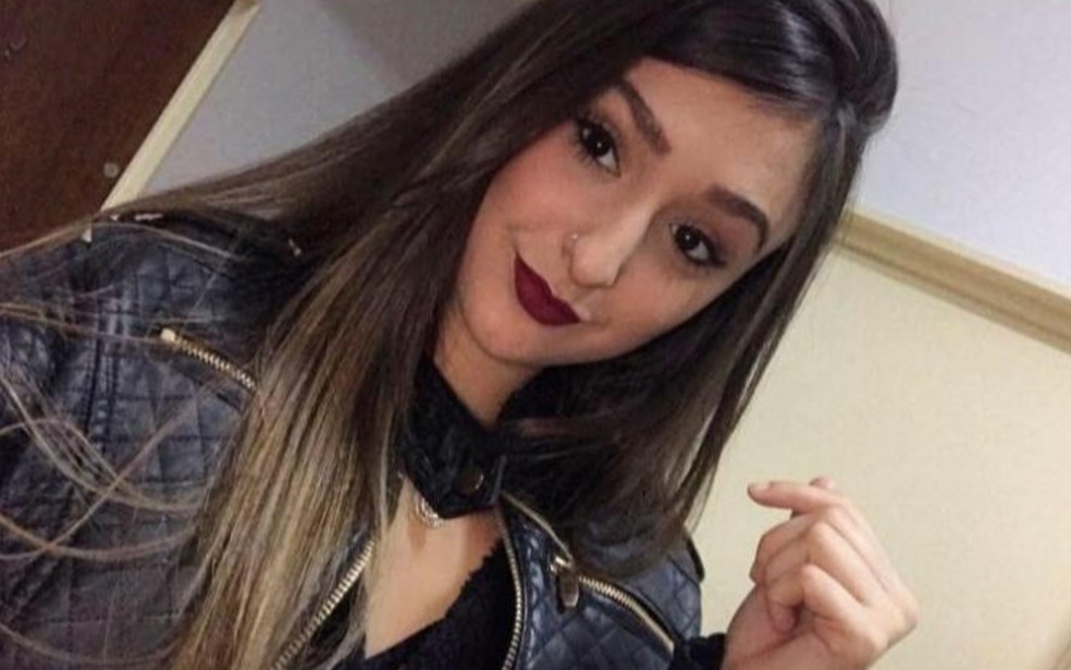 Ana Karonlina Fernandez estudava em Buenos Aires e morreu após cair do 13º andar de prédio