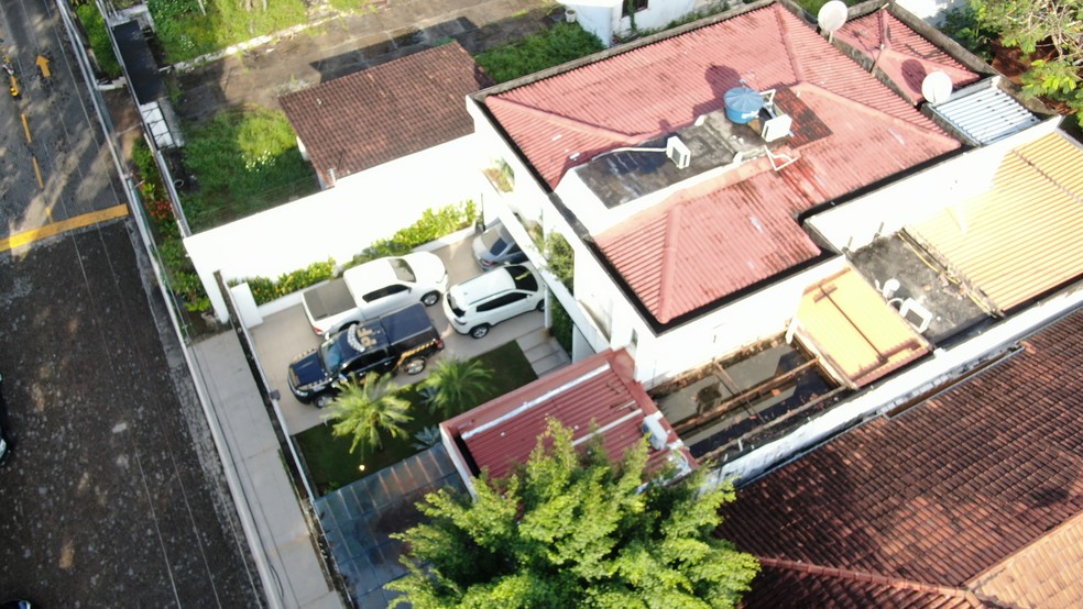 Viatura da PF na casa do governador do Amazonas, as imagens são de drones