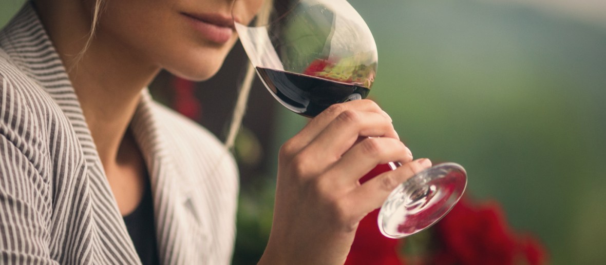 Imagem como segurar uma taça de vinho corretamente