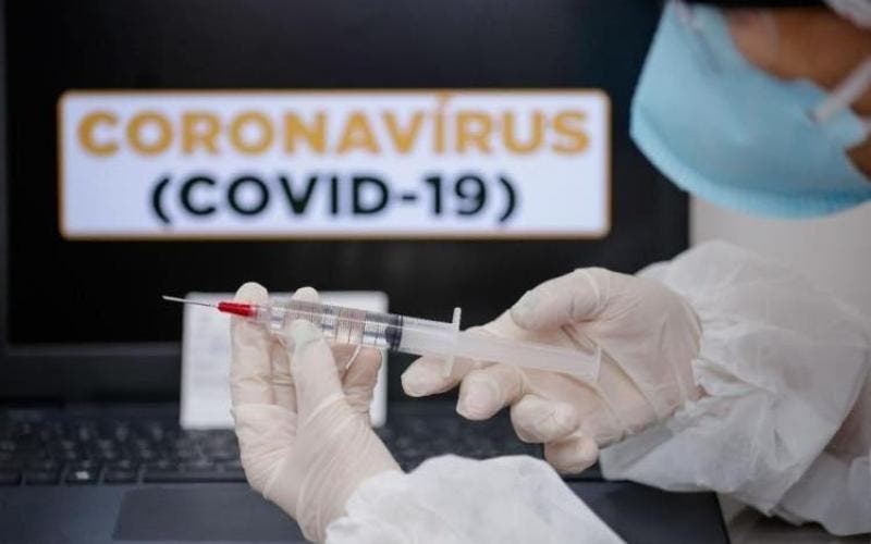 Imagem ilustrativa de seringa com vacina contra a Covid-19
