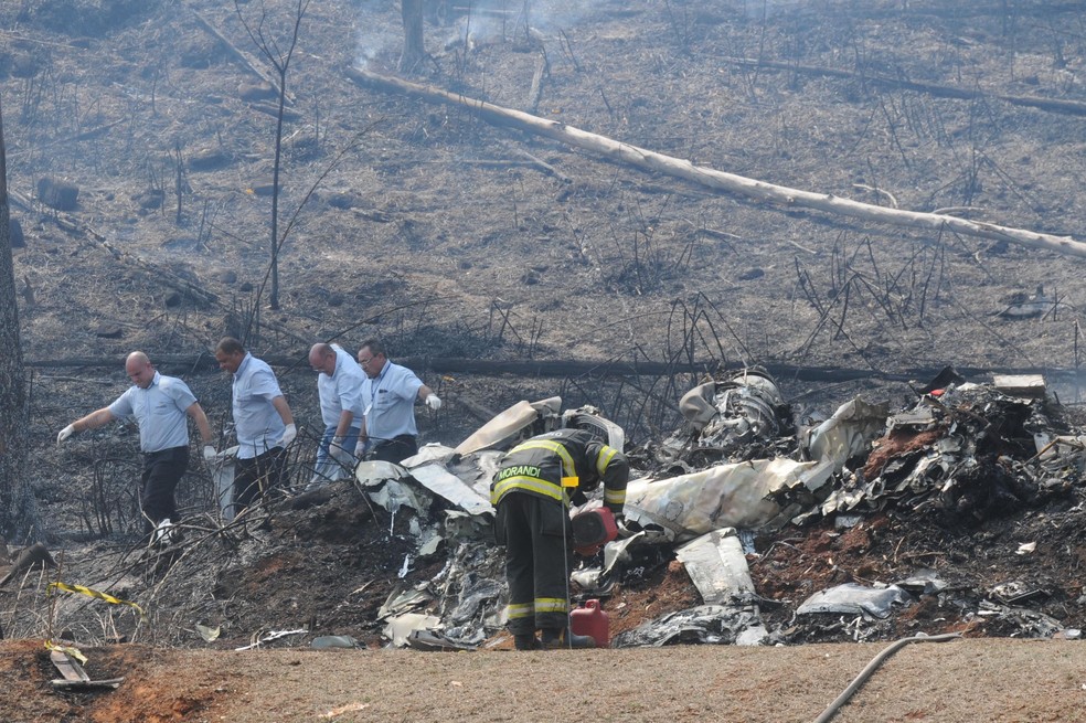 Imagem mostra destroços de avião que caíu em Piracicaba