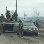 As forças russas e os separatistas pró-russos assumem o controle da vila de Nikolaevka, região de Donetsk, Ucrânia em 27 de fevereiro de 2022. Crédito: Anadolu Agency via Getty Images