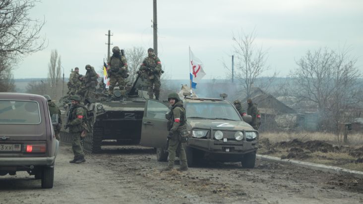 As forças russas e os separatistas pró-russos assumem o controle da vila de Nikolaevka, região de Donetsk, Ucrânia em 27 de fevereiro de 2022.  Crédito: Anadolu Agency via Getty Images