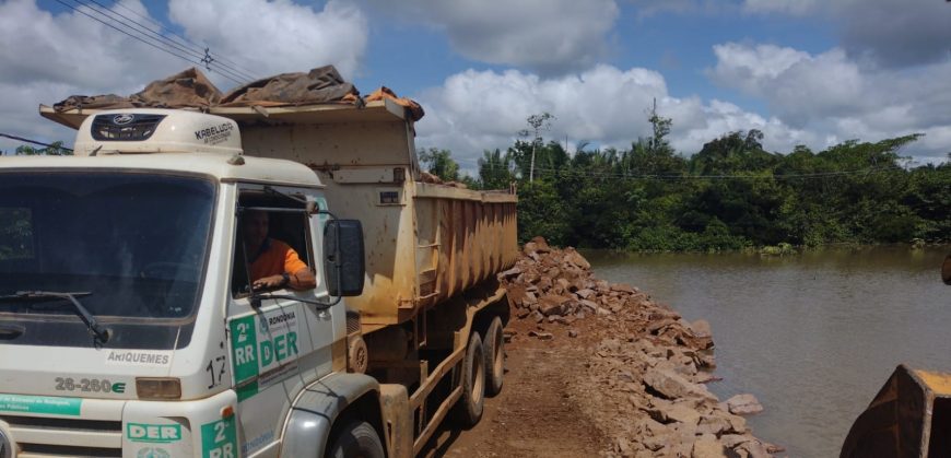 Homens e caminhões caçamba da 2ª RR do DER de Ariquemes prestaram apoio no trabalho emergencial