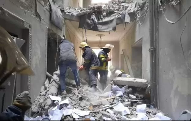 Equipes de resgate fazem buscas nos escombros do prédio após o ataque