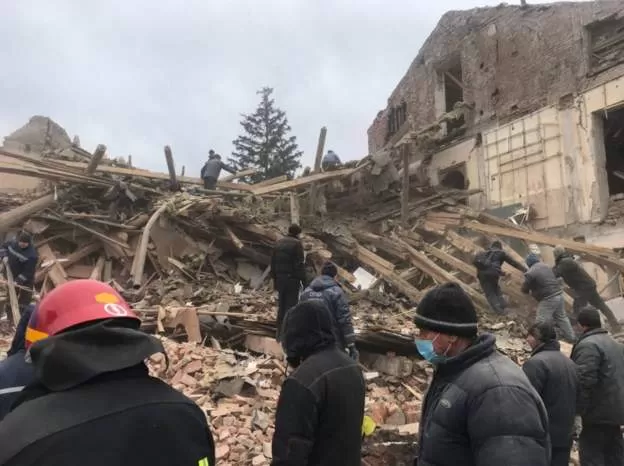 Equipes de resgate procuram sobreviventes em meio aos escombros na base militar de Okhtyrka