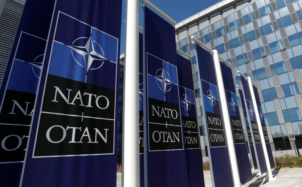 Logos da Otan na sede da aliança militar em Bruxelas / 19/04/2018 REUTERS/Yves Herman