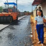 Trabalhadores aplicando asfalto em rua do bairro Três Marias, em Porto Velho