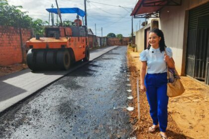 Trabalhadores aplicando asfalto em rua do bairro Três Marias, em Porto Velho